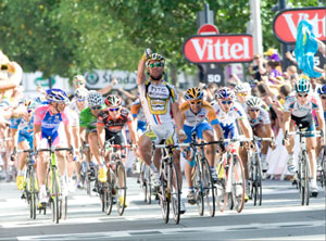 Cavendishg wins the stage 18 sprint over Julian Dean and Alessandro Petacchi, leaving Thor Hushovd in th dust...